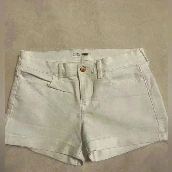 Old Navy Semi Fitted stretch white denim shorts four pockets & cuffs size 8 - Picture 1 of 6